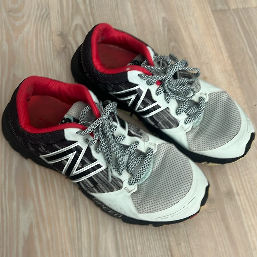 New Balance women’s tennis shoes sneakers 6.5